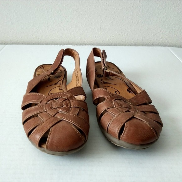 BareTraps Women's Tan Sandals - Picture 4 of 7